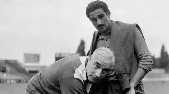 Photo non datée du footballeur Rachid Mekhloufi (R). Rachid Makhloufi, légende du football et symbole de la lutte pour l'indépendance de l'Algérie, est décédé à l'âge de 88 ans, a annoncé le 8 novembre 2024 le président algérien Abdelmadjid Tebboune, rendant ainsi hommage à cet ancien joueur de l'équipe du Front de libération nationale (FLN) pendant la guerre d'Algérie.