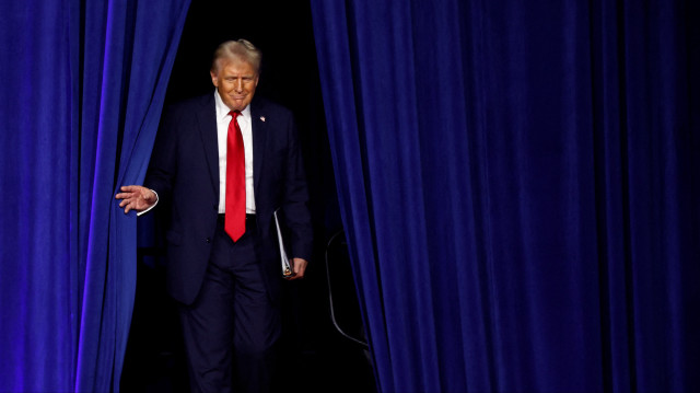 Le nouveau président républicain des États-Unis Donald Trump, arrive pour prendre la parole lors d'une soirée électorale au Palm Beach Convention Center le 06 novembre 2024 à West Palm Beach, en Floride. 