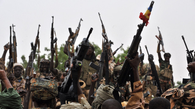 Des soldats tchadiens célèbrent le 8 mai 2009 dans la région d'Am Dam, à 130 km au sud d'Abeché, où des combats ont eu lieu le 7 mai contre les rebelles qui intensifiaient leur offensive contre le président Idriss Deby. Près de 250 personnes auraient été tuées en deux jours de conflit, alors que le Conseil de sécurité de l'ONU a condamné l'assaut des rebelles. Les combats, centrés sur la ville d'Am-Dam, dans l'est du pays, ont suscité l'inquiétude des agences de l'ONU et des groupes d'aide qui s'occupent de quelque 450 000 réfugiés du Soudan et de la République centrafricaine.