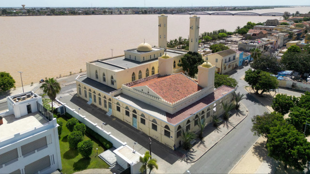 Vue de la grande mosquée de Saint-Louis, avec une cloche sur son minaret à Saint-Louis, Sénégal, le 03 novembre 2024. Saint-Louis, ou "Ndar" comme on l'appelle communément, est un site du patrimoine mondial de l'UNESCO dont l'histoire remonte à près de 300 ans et qui abrite de nombreux bâtiments de l'époque coloniale, car c'est la ville la plus importante de l'Afrique de l'Ouest française. Saint-Louis était une colonie française au XVIIe siècle, qui a connu une urbanisation importante au milieu du XIXe siècle. Elle a été la capitale du Sénégal de 1872 à 1957 et a été un centre culturel et économique important en Afrique de l'Ouest.