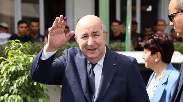 Une photo diffusée par la page Facebook de la présidence algérienne montre le président algérien sortant Abdelmadjid Tebboune quittant un bureau de vote après avoir voté à Alger le 7 septembre 2024. 