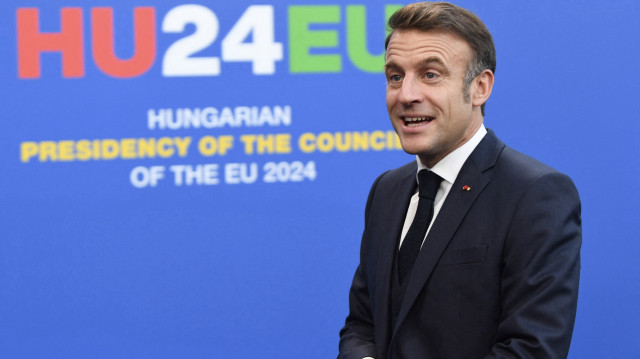 Le président français Emmanuel Macron arrive pour assister à la réunion informelle des chefs d'État ou de gouvernement de l'Union européenne à Budapest, le 8 novembre 2024.