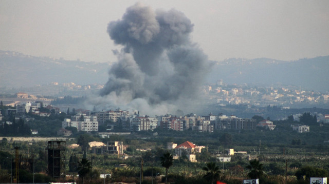 Des volutes de fumée s'élèvent du site d'une frappe aérienne israélienne qui a visé le village de Batoulay dans le district de Tyr, au sud du Liban, le 9 novembre 2024, dans le cadre de la guerre entre Israël et le Hezbollah.