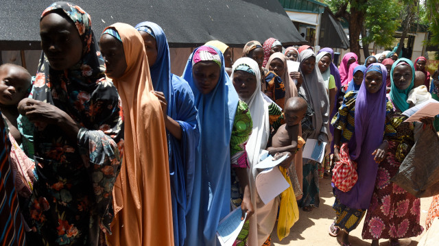 Des mères font la queue pour être soignées avec des enfants souffrant de malnutrition dans une clinique mise en place par les autorités sanitaires en collaboration avec Médecins Sans Frontières (MSF) dans l'État de Katsina, au nord-ouest du Nigeria, le 20 juillet 2022. Les zones rurales du nord-ouest du Nigeria ont été ravagées par des bandes de bandits qui attaquent les villages, pillent le bétail et enlèvent des personnes pour les rançonner dans des camps situés au cœur des forêts qui recouvrent de vastes étendues de la région.