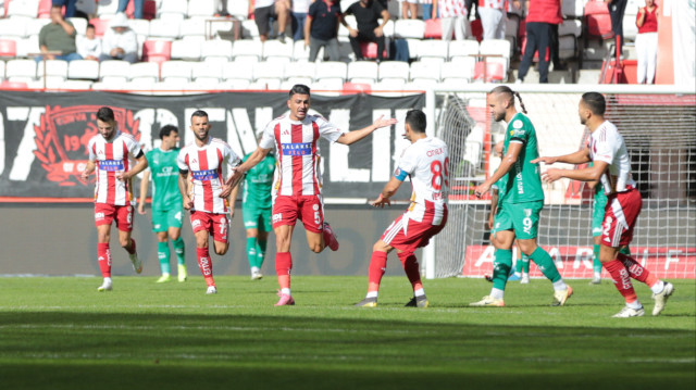 Antalyasporlu oyuncular, Soner Dikmen'in golü sonrası büyük sevinç yaşadı.