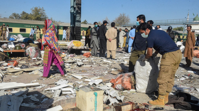 Le personnel de sécurité inspecte le site de l'explosion après une explosion dans une gare ferroviaire à Quetta, dans la province pakistanaise du Baloutchistan, le 9 novembre 2024. Des séparatistes pakistanais ont tué au moins 26 personnes le 9 novembre lors d'un attentat à la bombe visant une gare dans la province du Baloutchistan, selon des responsables locaux.