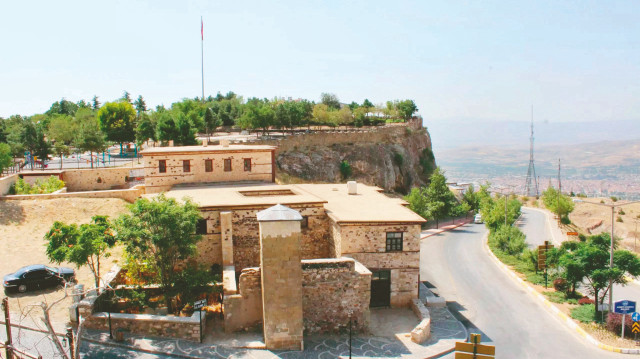 Harput’un Dağkapı girişinde yer alan Ahmet Bey Cami 09.04.1982 tarihinde ve sayı 1089’a 30/5 teftiş numaraları ile tescil edilerek koruma altına alınmıştır.