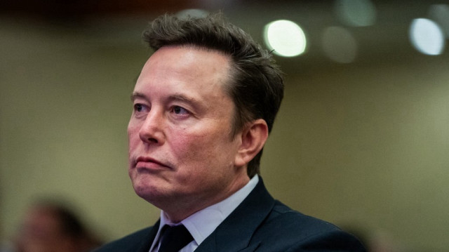 Elon Musk écoute le président élu des États-Unis, Donald Trump, s'exprimer lors d'une réunion avec les républicains de la Chambre des représentants à l'hôtel Hyatt Regency à Washington, DC, le 13 novembre 2024.