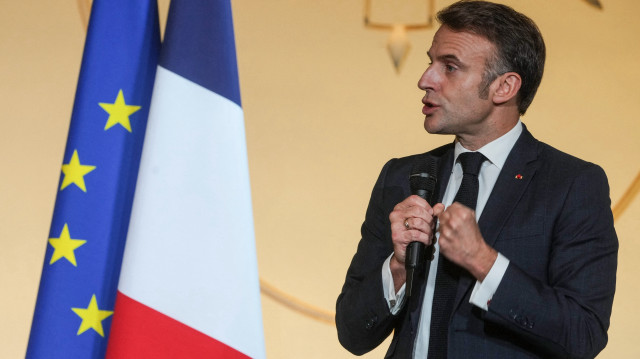 Le président français Emmanuel Macron s'exprime lors de la cérémonie de remise des prix aux jeunes entrepreneurs talentueux issus des banlieues d'immigration en France au palais de l'Élysée à Paris, le 27 novembre 2024.