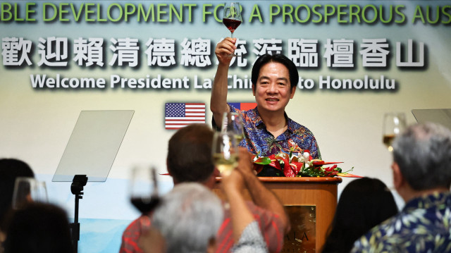 Cette photo prise par l'Agence centrale de presse de Taïwan le 30 novembre 2024 et publiée le 1er décembre 2024 montre le président taïwanais Lai Ching-te portant un toast lors d'un dîner à Honolulu, à Hawaï. Le président taïwanais Lai Ching-te a déclaré aux États-Unis le 30 novembre que nous devions "lutter ensemble pour éviter la guerre", alors qu'il entamait une tournée d'une semaine dans le Pacifique qui a suscité une rhétorique enflammée de la part de Pékin.