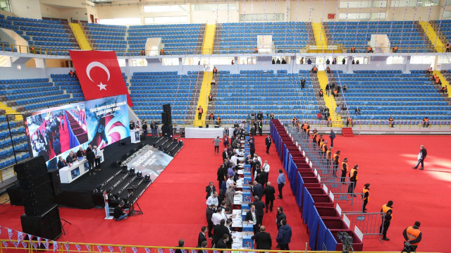  Hayri Gür Spor Salonu'na sandıklar kuruldu. 