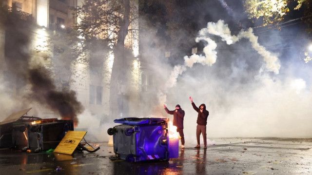 Manifestation dans le centre de Tbilissi le 29 novembre 2024, après que le Premier ministre Irakli Kobakhidze a déclaré que le pays ne chercherait pas à adhérer à l'Union européenne avant 2028, accusant Bruxelles de "chantage".