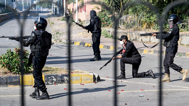 Des policiers tirent des balles en caoutchouc pour disperser des partisans du parti Pakistan Tehreek-e-Insaf (PTI) lors d'une manifestation réclamant la libération de l'ancien premier ministre Imran Khan, dans la zone rouge d'Islamabad, le 26 novembre 2024. Le 26 novembre, des manifestants pakistanais réclamant la libération de l'ancien premier ministre Imran Khan ont tué quatre membres des forces de sécurité du pays, a déclaré le gouvernement, alors que les foules défiaient la police et se rapprochaient du centre de la capitale.