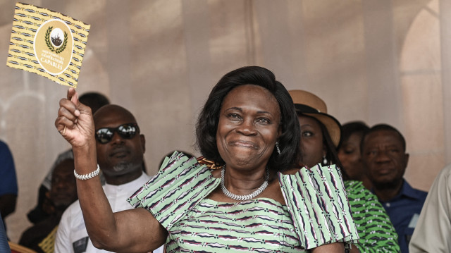 L'ancienne Première Dame de Côte d'Ivoire Simone Ehivet Gbagbo, présidente du Mouvement des Générations Capables (MGC), tient un drapeau lors de l'assemblée générale extraordinaire de son parti politique à Abidjan le 20 août 2022. L'ancienne Première Dame de Côte d'Ivoire, Simone Ehivet Gbagbo, a annoncé sa candidature à l'élection présidentielle de 2025 le 30 novembre 2024, insistant sur le fait qu'elle voulait "construire" une nouvelle Côte d'Ivoire.