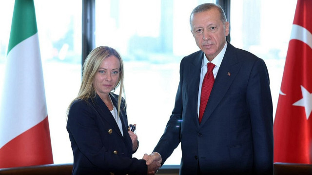 Turkish President Recep Tayyip Erdogan (R) and Italian Prime Minister Giorgia Meloni (L)