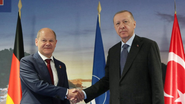 Türkiye's President Recep Tayyip Erdogan (R) and Germany's Chancellor Olaf Scholz (L)