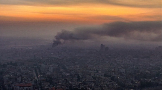 Des volutes de fumée suite à des frappes israéliennes aériennes à Damas en Syrie, le 10 décembre 2024.