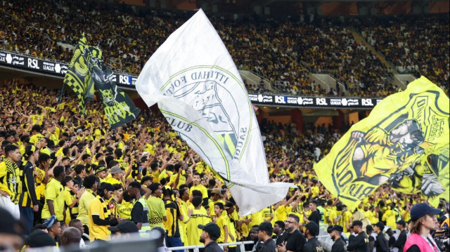 Les supporters d'Al-Ittihad acclament avant le match de football de la Saudi Pro League entre Al-Ittihad et Al-Nassr, au King Abdullah Sports City de Jeddah, le 6 décembre 2024.