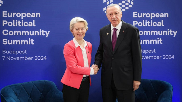 Türkiye's President Recep Tayyip Erdogan (R) and EU Commission President Ursula von der Leyen (L)