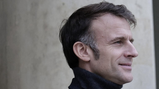 Le président français Emmanuel Macron (G) attend de saluer le président bissau-guinéen au palais présidentiel de l'Élysée à Paris, le 9 décembre 2024.