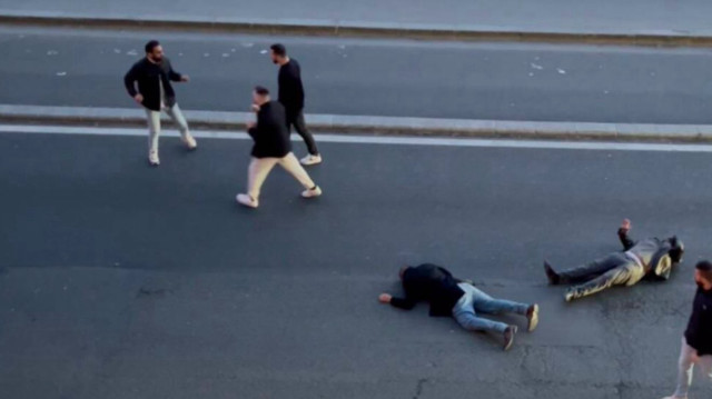 Des policiers français hors service agressant violemment trois hommes à Paris, le 4 mai 2024.