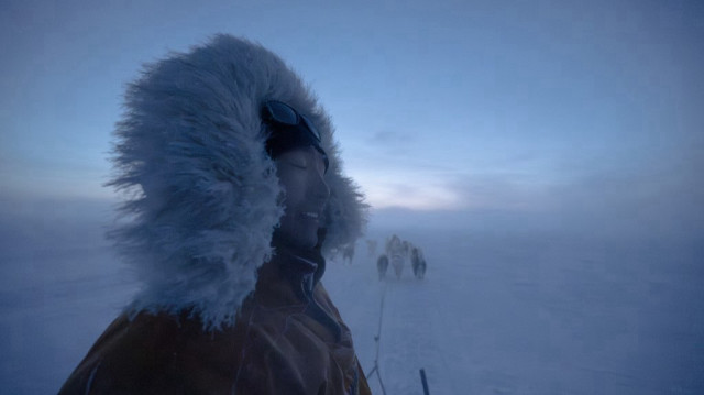 Un chasseur d'ours inuit, à Ittoqqortoormiit, sur le fjord gelé de Scoresbysund, au Groenland, le 25 avril 2024.