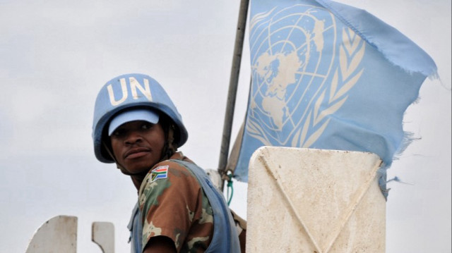 Un soldat de la paix des Nations Unies d'Afrique du Sud monte à bord d'un véhicule blindé le 13 novembre 2008 à Goma, capitale de la province du Nord-Kivu.