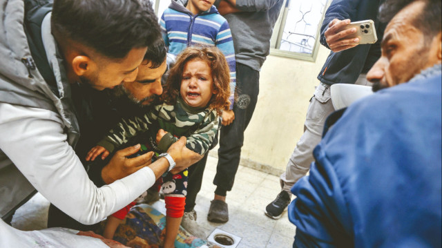 Soykırımcı İsrail, Gazze’de aralarında çocuk ve kadınların da olduğu çok sayıda sivili katletti. Yakınlarının cansız bedenine sarılan Filistinlilerin üzüntüsü objektiflere yansıdı.