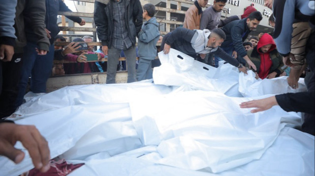 Les corps des Palestiniens tués lors de l'attaque israélienne sur le camp de réfugiés de Nuseirat, dans la ville de Gaza, le 11 décembre 2024.