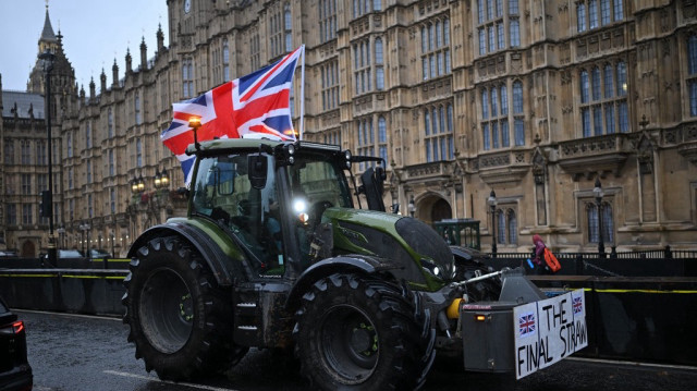 Un agriculteur devant les Chambres du Parlement, lors d'une manifestation contre les règles de l'impôt sur les successions pour la propriété foncière, à Londres, le 19 novembre 2024.