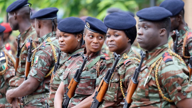 Des soldats de l'armée nationale béninoise attendent l'arrivée du président français au palais présidentiel de Cotonou, le 27 juillet 2022, lors de la visite officielle de Macron au Bénin. 