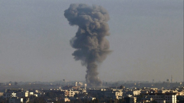 Le plateau du Golan annexé par Israël montre de la fumée s'élevant au-dessus du gouvernorat syrien de Quneitra pendant un bombardement israélien.