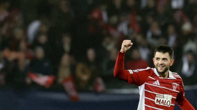 Le défenseur français de Brest, Julien Le Cardinal, lors du match de football entre le Stade Brestois 29 et le PSV Eindhoven, au stade du Roudourou à Guingamp, le 10 décembre 2024. 