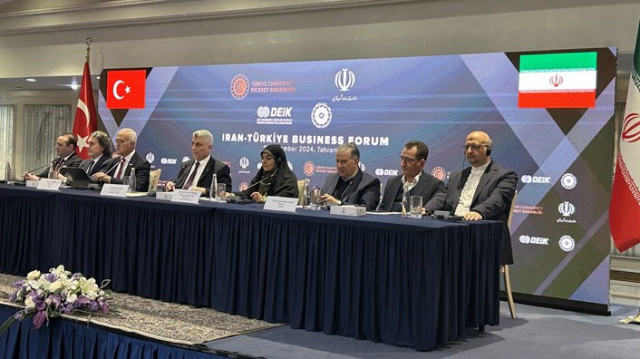 Le ministre turc du commerce, Omer Bolat (CG), et le ministre iranien des routes et de l'urbanisme, Ferzane Sadiq (CD), ont assisté à la 29e réunion de la Commission économique mixte turco-iranienne à Téhéran, Iran, le 11 décembre 2024.