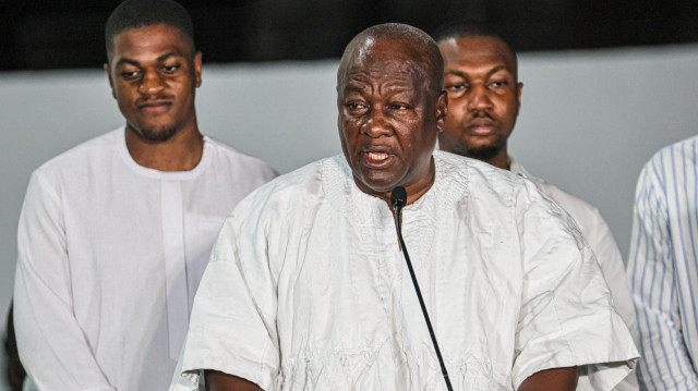 Le président élu du Ghana, John Dramani Mahama (C), s'adresse à ses partisans après que la Commission électorale du Ghana l'ait déclaré vainqueur des élections présidentielles de 2024, à Accra, le 9 décembre 2024. John Mahama a remporté l'élection présidentielle du week-end avec 56 % des voix, battant le candidat du parti au pouvoir et vice-président Mahamudu Bawumia qui a obtenu 41 % des voix, a déclaré la commission électorale le 9 décembre 2024, en annonçant les résultats officiels.
