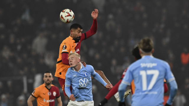 Kerem Demirbay'ın rakibiyle hava topu mücadelesi.