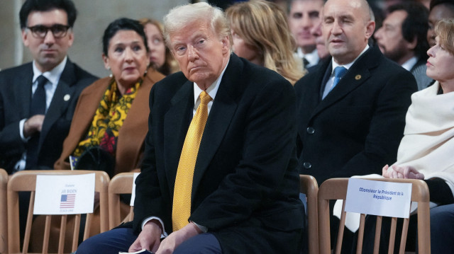 Le président élu Donald Trump est assis lors d'une cérémonie marquant la réouverture de la cathédrale Notre-Dame dans le centre de Paris, le 7 décembre 2024.