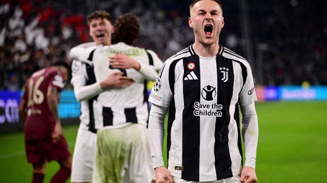 Le milieu de terrain néerlandais de la Juventus #08 Teun Koopmeiners (R) célèbre la victoire de son équipe à la fin du match de football entre la Juventus (ITA) et Manchester City (ENG) dans le cadre de l'UEFA Champions League, phase de championnat, 6e journée, au stade Allianz de Turin, le 11 décembre 2024.