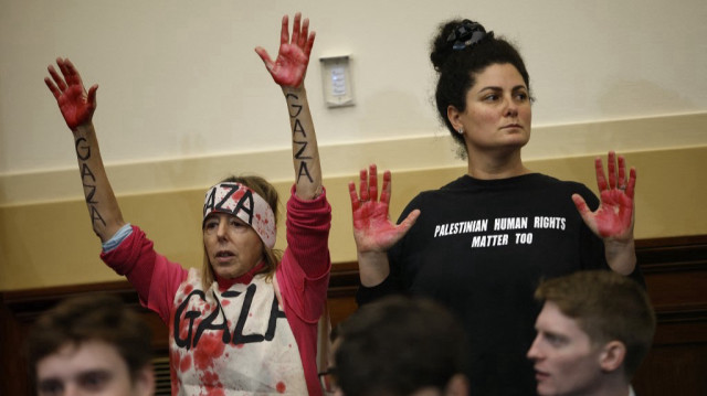 Des manifestants perturbent l'audience du secrétaire d'État américain Antony Blinken devant la commission des affaires étrangères de la Chambre des représentants dans le Rayburn House Office Building, à Washington, DC, le 11 décembre 2024 .