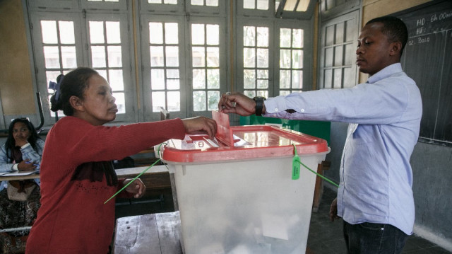 Une électrice vote au bureau de vote J.J Rabearivelo dans le 1er arrondissement d'Antananarivo le 29 mai 2024, lors de l'élection législative.