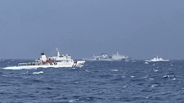 Un navire des garde-côtes chinois (C) passant devant des navires des garde-côtes taïwanais (G et D) dans les eaux à l'est de Taïwan, le 9 décembre 2024.
