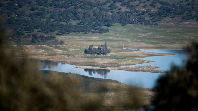 Cette photographie montre une vue générale du réservoir Embalse de Aracena à Puerto Moral, Huelva, le 27 novembre 2024.Ce projet à long terme dresse un inventaire de plusieurs sites en Espagne qui souffrent de la sécheresse. Des photos des mêmes lieux sont prises chaque mois sur une très longue période.
