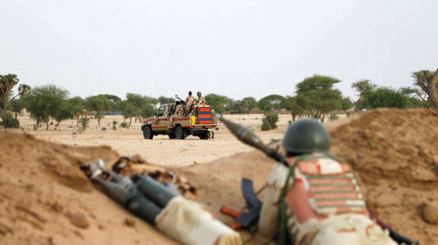Une attaque terroriste a tué dix soldats nigériens près de la frontière burkinabé. En réponse, l'armée nigérienne a neutralisé 26 assaillants le 10 décembre, tout en dénonçant les bilans exagérés rapportés par certains médias.