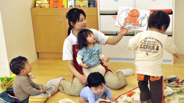 Le Japon a, selon la Banque mondiale, la population la plus âgée du monde après Monaco. L'année dernière, son taux de natalité s'est établi à 1,2, bien en deçà des 2,1 enfants nécessaires pour maintenir le niveau de la population.