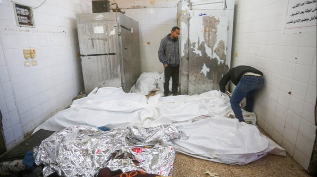 Les corps des Palestiniens qui ont perdu la vie sont amenés à l'hôpital des Martyrs d'Al-Aqsa pour les funérailles à Gaza, le 12 décembre 2024.
