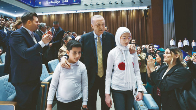 Cumhurbaşkanı Erdoğan, Halepli iki çocukla birlikte sahneye çıktı.