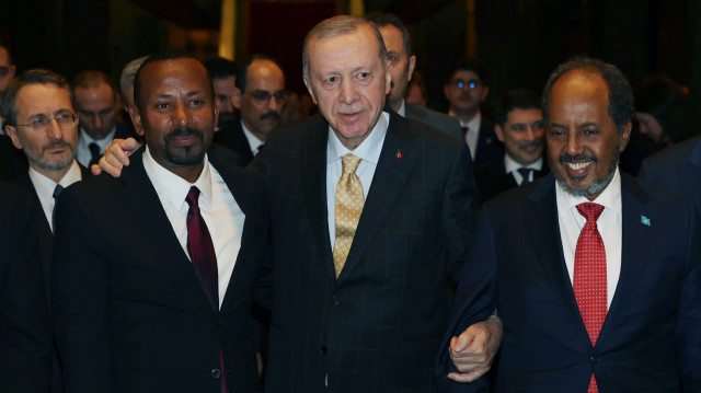 Le Président turc Recep Tayyip Erdoğan a déclaré :"En surmontant ensemble certains malentendus et différends, nous avons posé la première pierre d'un nouveau départ basé sur la paix et la coopération entre la Somalie et l'Éthiopie. En tant que symbole de notre position de principe en faveur de la souveraineté, de l'unité et de l'intégrité territoriale des États, notre principale attente est d'assurer la paix et la stabilité dans ce coin prestigieux de l'Afrique" lors de la conférence de presse conjointe organisée avec le président somalien, Hassan Sheikh Mohamoud, et le Premier ministre éthiopien, Abiy Ahmed, au palais présidentiel à Ankara, le 13 décembre 2024. 