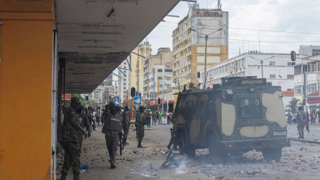 Des soldats et des policiers mozambicains patrouillent dans les rues lors d'une manifestation à Maputo, le 27 novembre 2024.