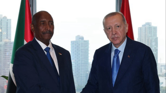 Le Président turc, Recep Tayyip Erdogan (D) et le président du Conseil de souveraineté du Soudan, Abdel Fattah al-Burhan (G).