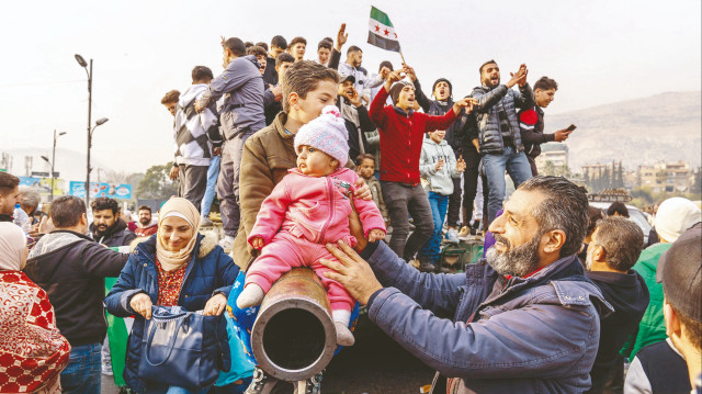 Suriye’nin başkenti Şam'da 61 yıllık dikta rejiminin sona ermesi bayram havasında kutlanıyor.